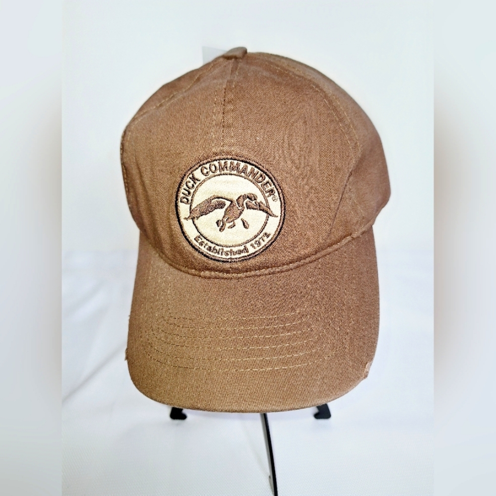 Duck Commander brand "The Distressed Duck" Distressed hunting baseball hat.